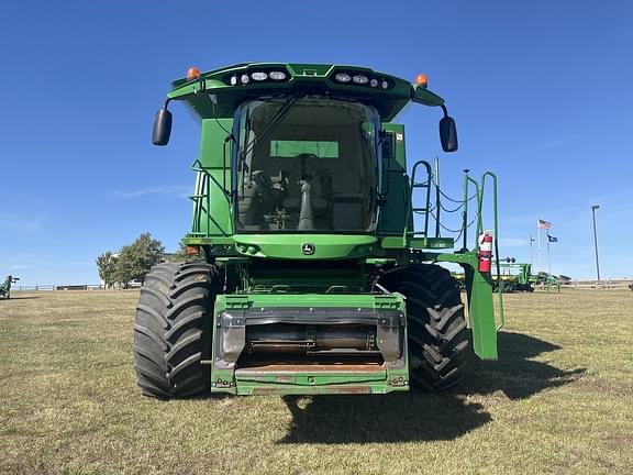 Image of John Deere S680 equipment image 1