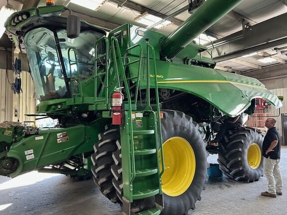 2012 John Deere S680 Equipment Image0
