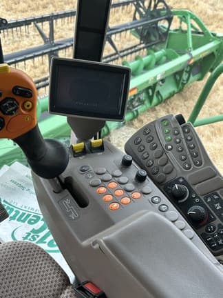 Image of John Deere S680 equipment image 4