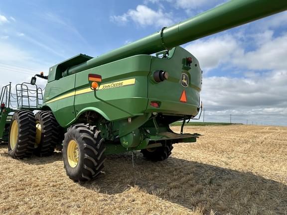Image of John Deere S680 equipment image 1