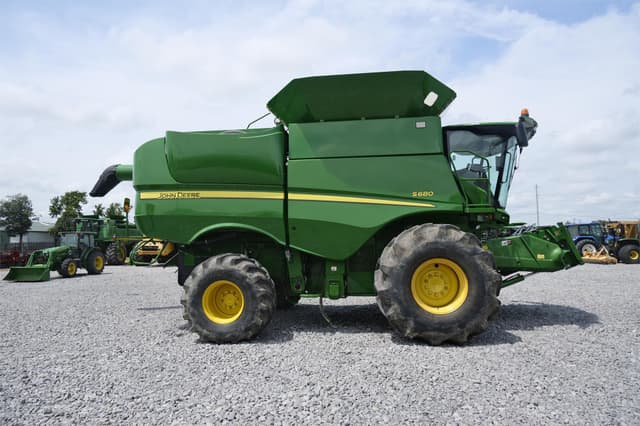 Image of John Deere S680 equipment image 1