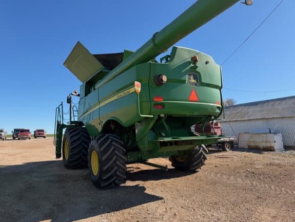 Image of John Deere S680 equipment image 1