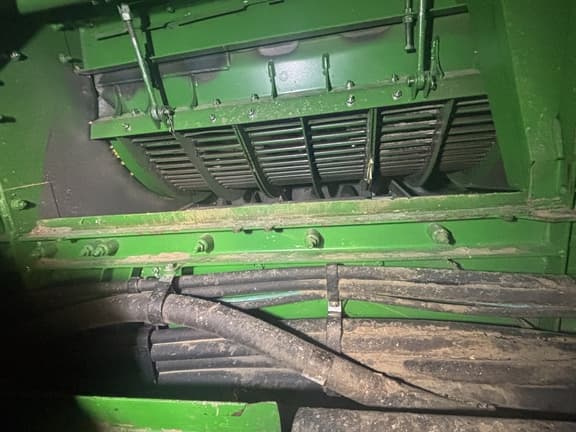 Image of John Deere S680 equipment image 4