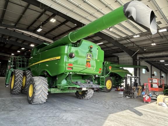 Image of John Deere S680 equipment image 4