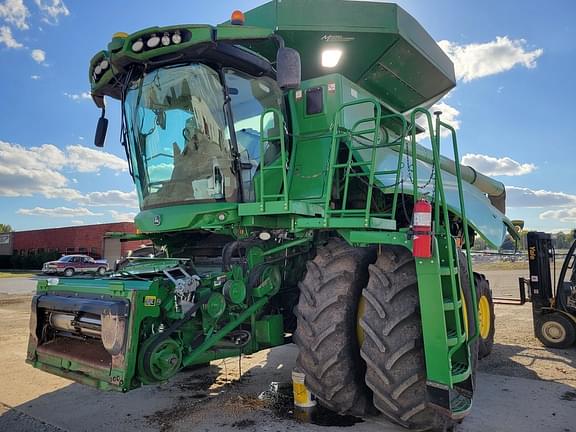 Image of John Deere S680 equipment image 1