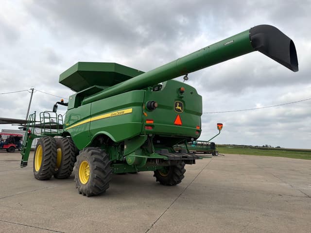 Image of John Deere S680 equipment image 4