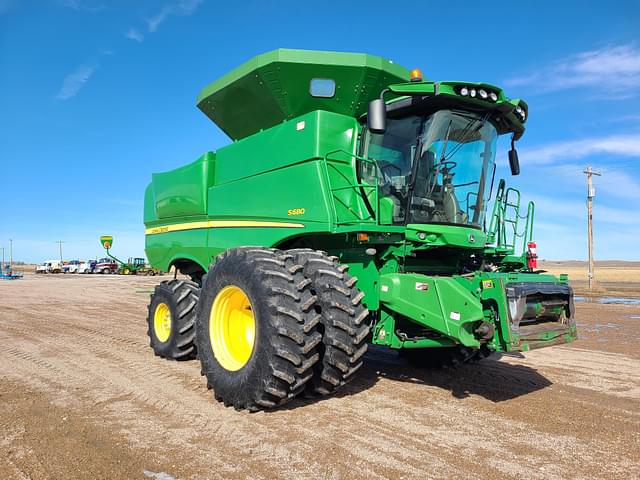 Image of John Deere S680 equipment image 1