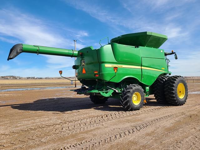 Image of John Deere S680 equipment image 2