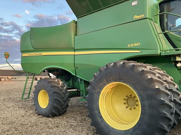 Image of John Deere S690 equipment image 3