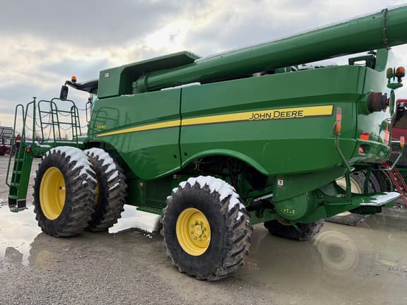 Image of John Deere S690 equipment image 1
