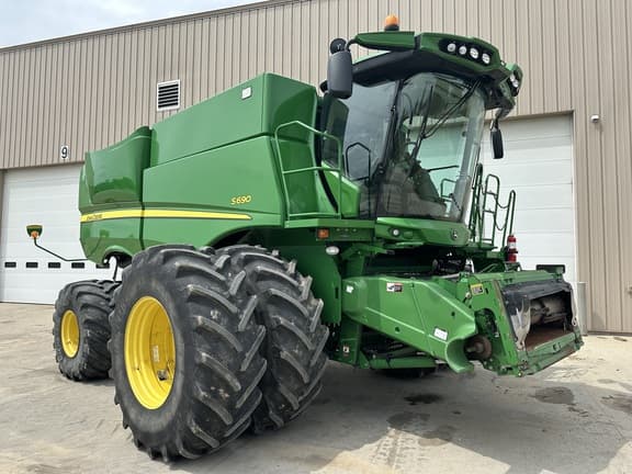 Image of John Deere S690 Primary image