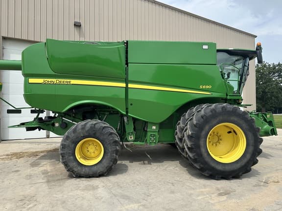 Image of John Deere S690 equipment image 1