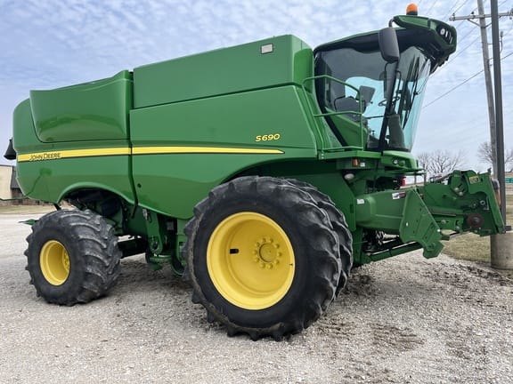 Main image John Deere S690
