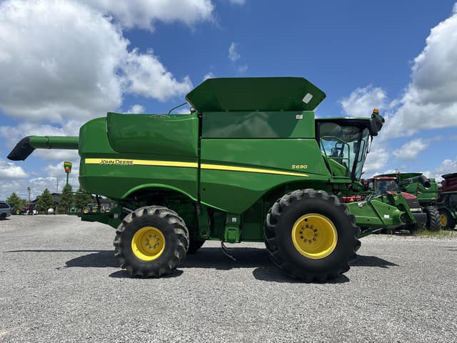 Image of John Deere S690 equipment image 1