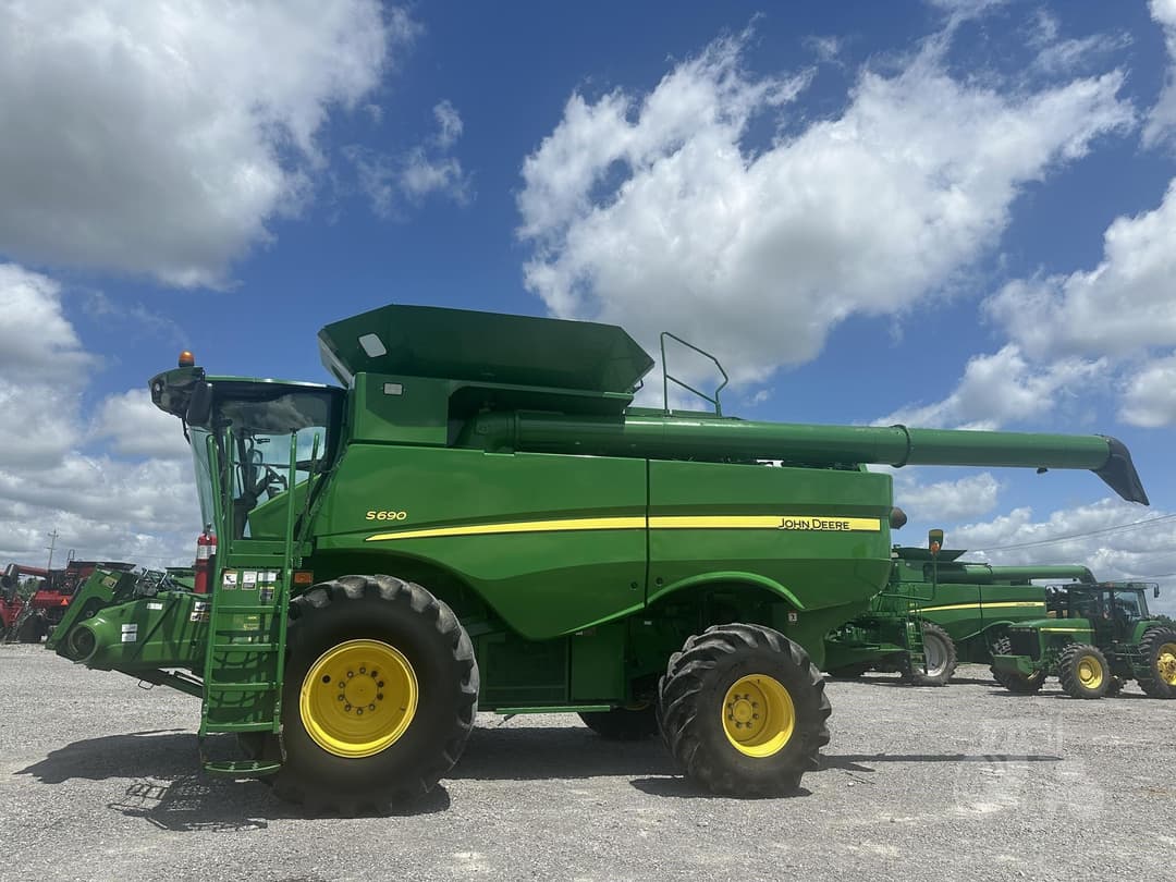 Image of John Deere S690 Primary image