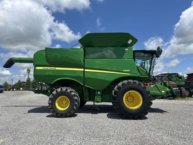 Image of John Deere S690 equipment image 1