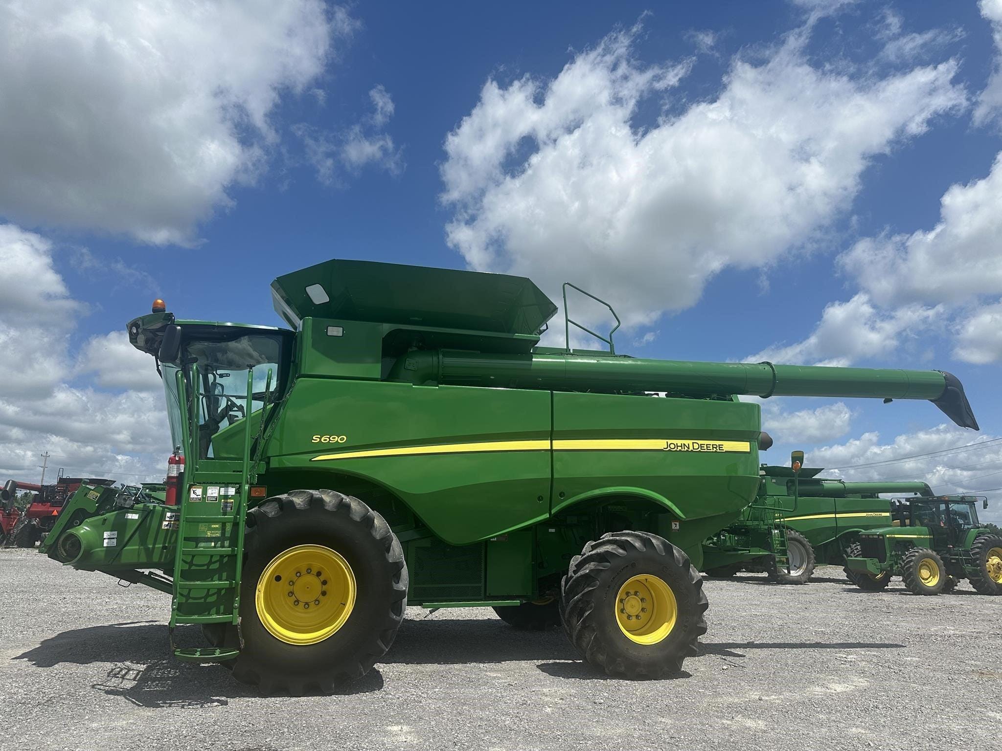 2012 John Deere S690 Equipment Image0