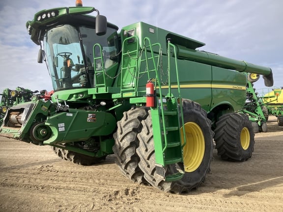 SOLD - 2012 John Deere S690 Stock No. 116533 Combines with 3,676 Hrs ...