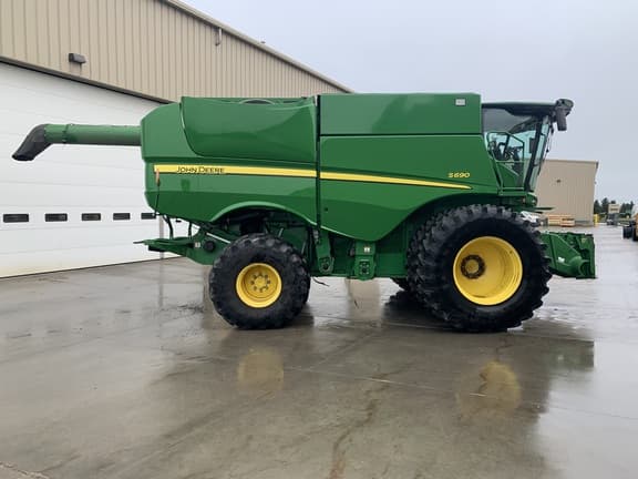 Image of John Deere S690 equipment image 1