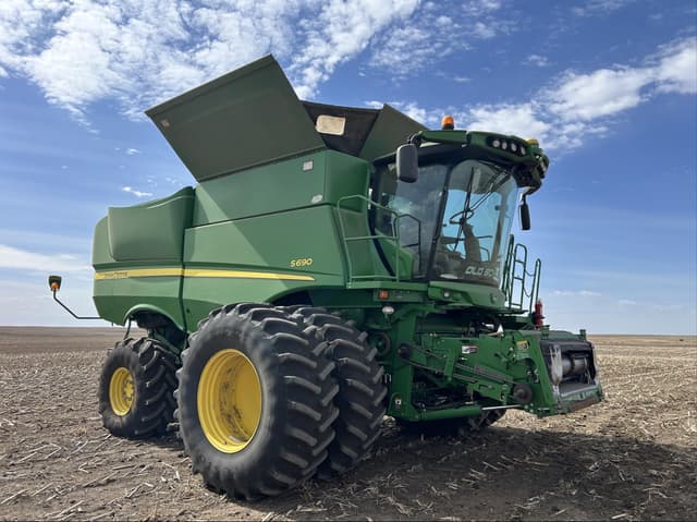 Image of John Deere S690 equipment image 2