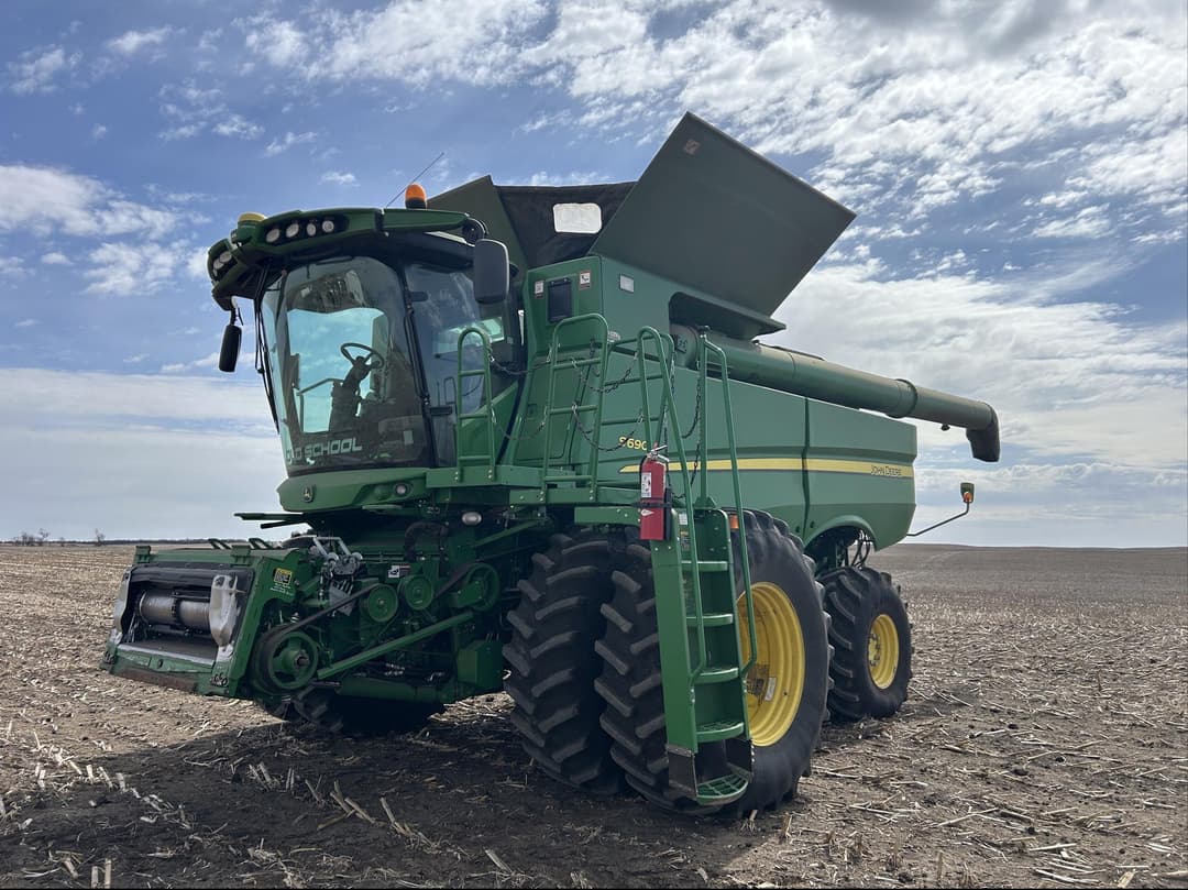 Image of John Deere S690 Primary image