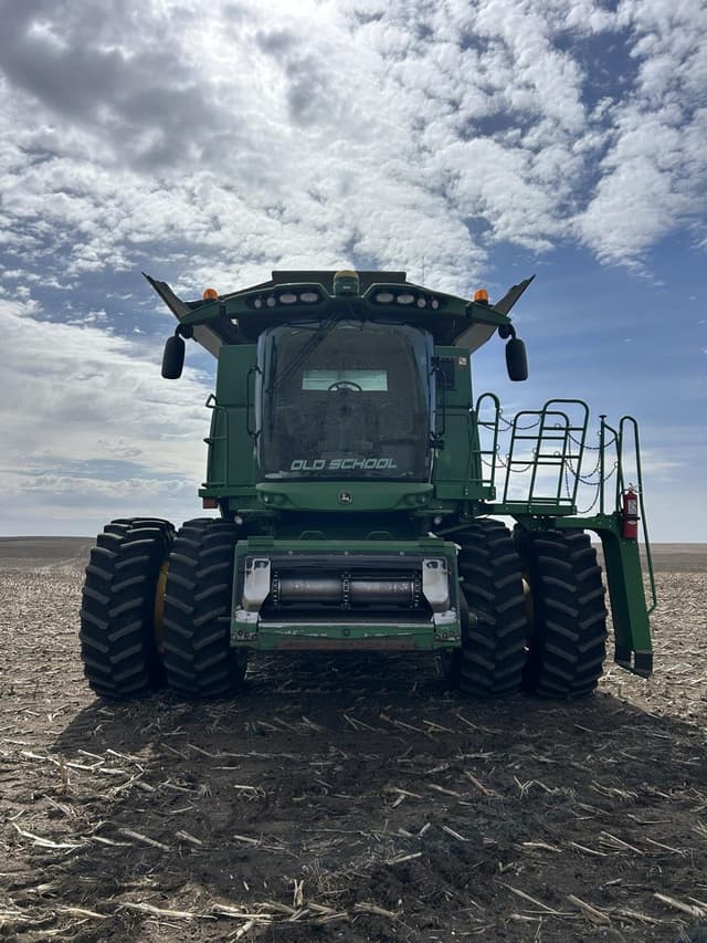 Image of John Deere S690 equipment image 1