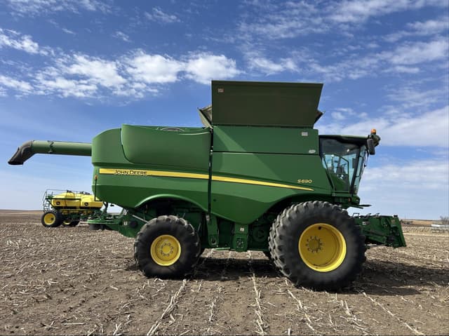 Image of John Deere S690 equipment image 3