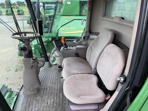 Image of John Deere S690 equipment image 4
