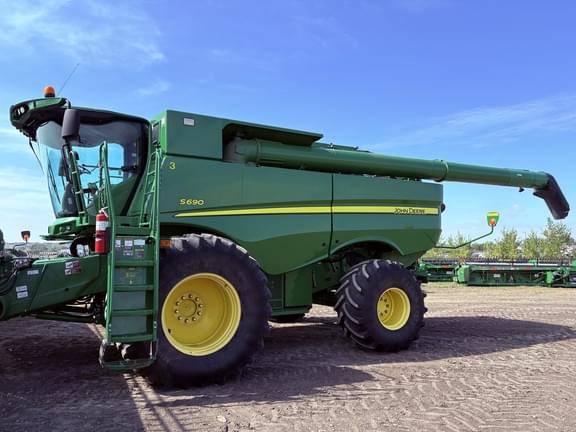 Image of John Deere S690 equipment image 1