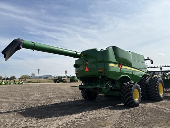 Image of John Deere S690 equipment image 2