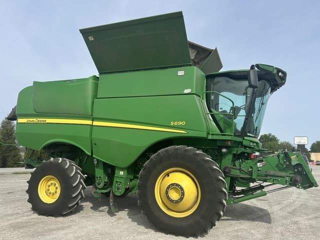 Image of John Deere S690 equipment image 1