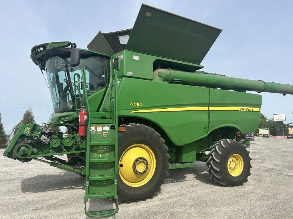 2012 John Deere S690 Equipment Image0