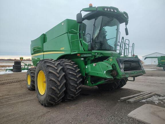 Image of John Deere S690 equipment image 1