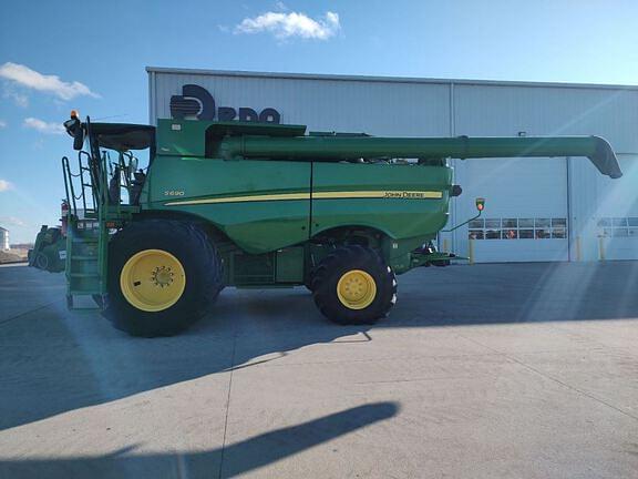 Image of John Deere S690 equipment image 1