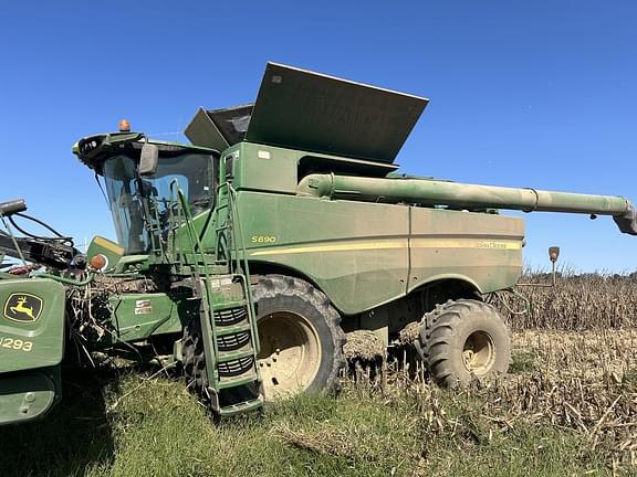 Image of John Deere S690 equipment image 1