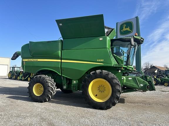 Image of John Deere S690 Primary image