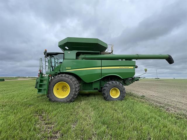 Image of John Deere S690 equipment image 1