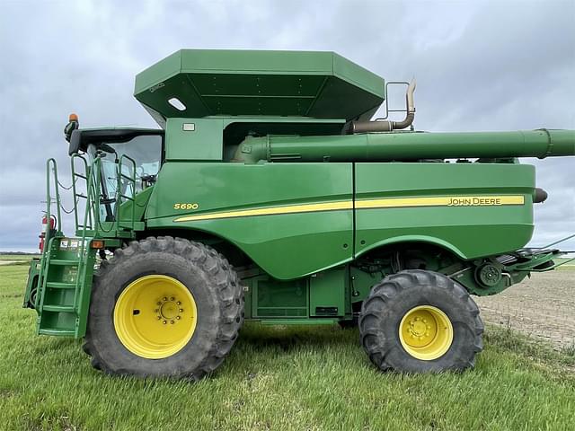 Image of John Deere S690 equipment image 2