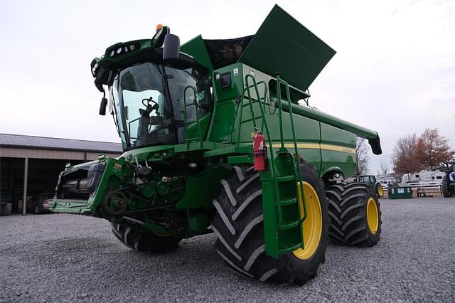 Image of John Deere S690 equipment image 1