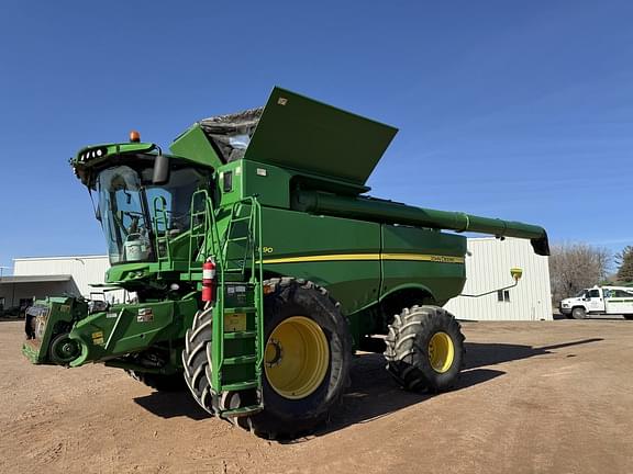 Image of John Deere S690 Primary image