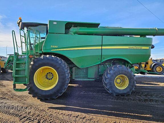 Image of John Deere S690 equipment image 1