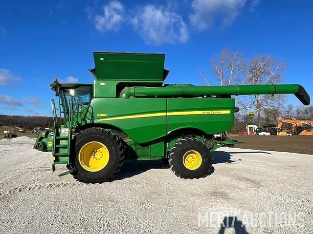 Image of John Deere S690 equipment image 1