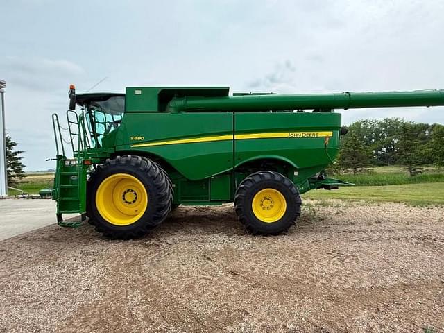 Image of John Deere S690 equipment image 1