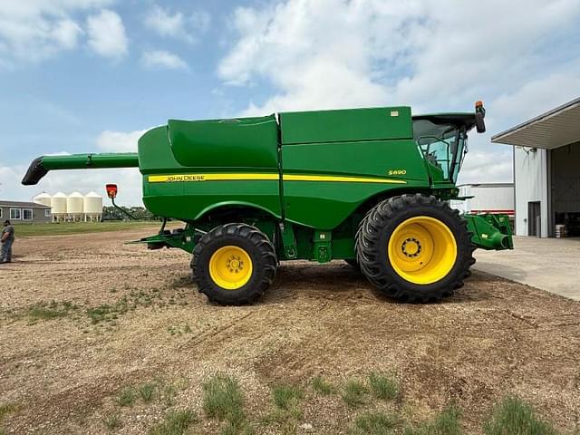 Image of John Deere S690 equipment image 4