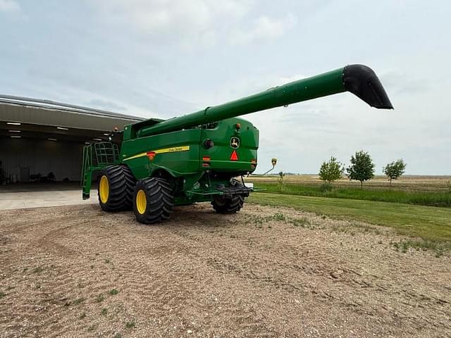 Image of John Deere S690 equipment image 2