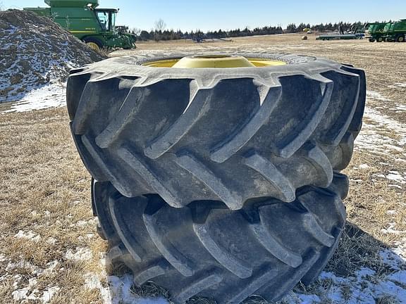 Image of John Deere S690 equipment image 1
