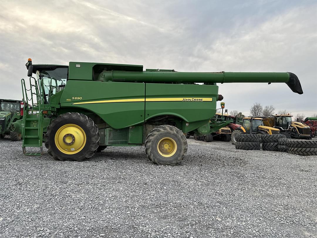 Image of John Deere S690 Primary image