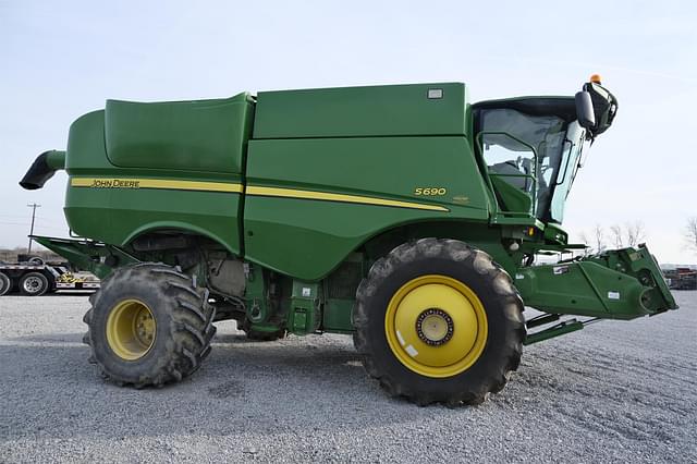 Image of John Deere S690 equipment image 1