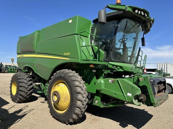 Image of John Deere S690 Primary image