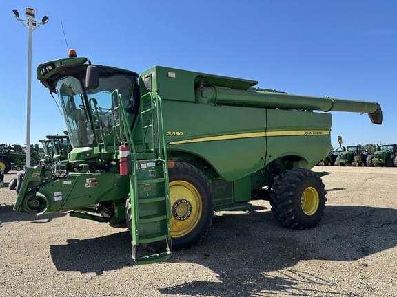 Image of John Deere S690 equipment image 1